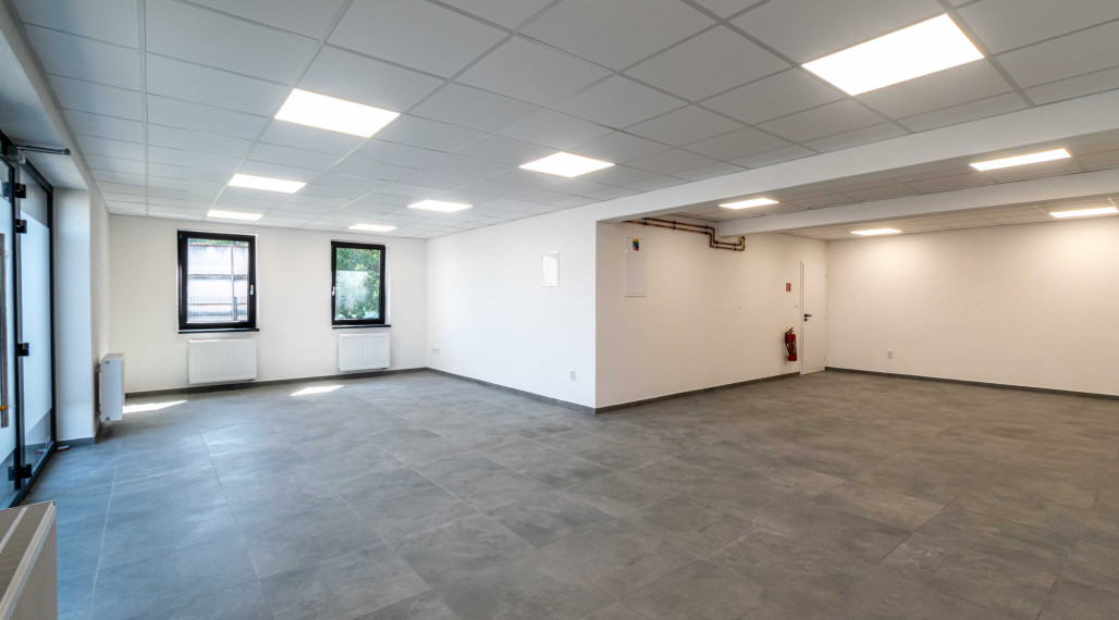 Obchodné priestory s vysokou viditeľnosťou, 5x parking, sklad