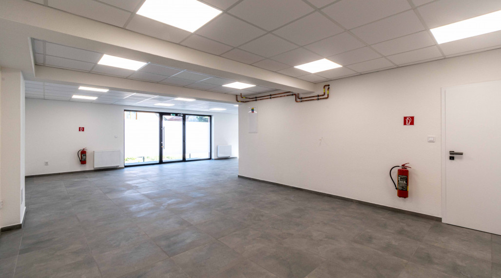 Obchodné priestory s vysokou viditeľnosťou, 4x parking, sklad