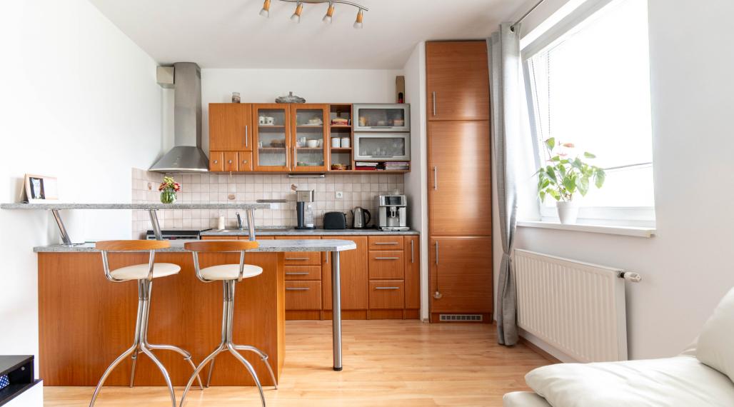 REZERVOVANÉ | Útulný plne zariadený 2-izbový byt s balkónom pri hrádzi na Sihoti