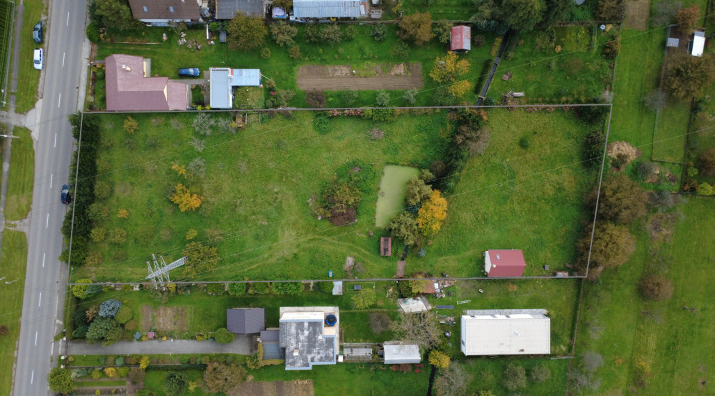 BEDES | Záhrada s rekreačným domčekom, potokom a jazierkom