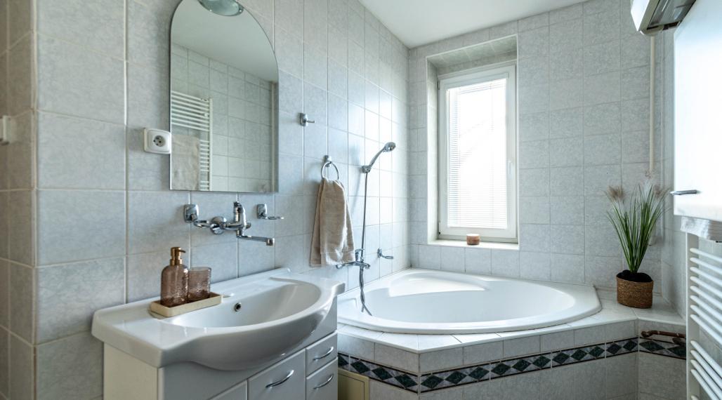 BEDES | priestranný 3 izb.byt, samostat. kúrenie,balkón,dvor