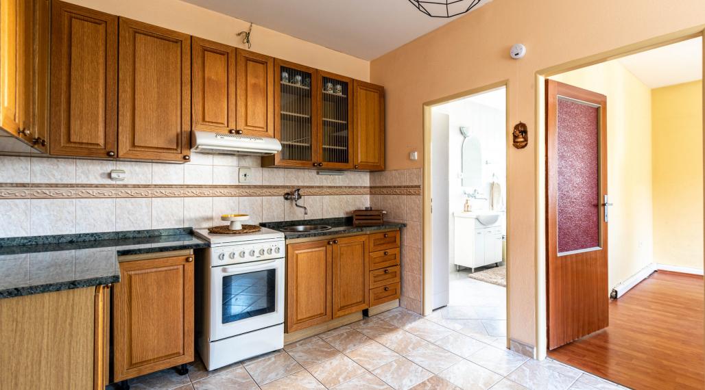 BEDES | priestranný 3 izb.byt, samostat. kúrenie,balkón,dvor