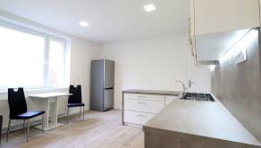 Prenájom – zariadený 3+kk byt 83m2, vyhradený parking, centrum PD - fotografia 1