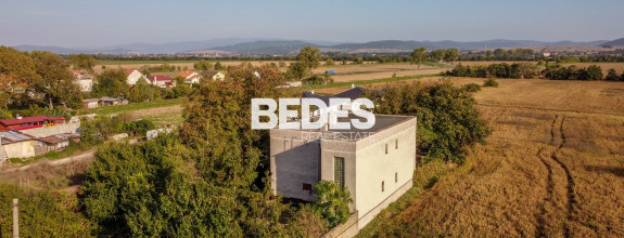 BEDES | Pozemky s rodinným domom vhodné na výstavbu rodinných domov alebo polyfunkčnej budovy