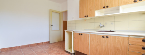 BEDES | tehlový 2 izb. byt, zachovalý pôvodný stav, Handlová