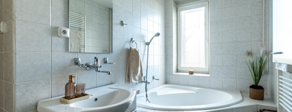 BEDES | priestranný 3 izb.byt, samostat. kúrenie,balkón,dvor