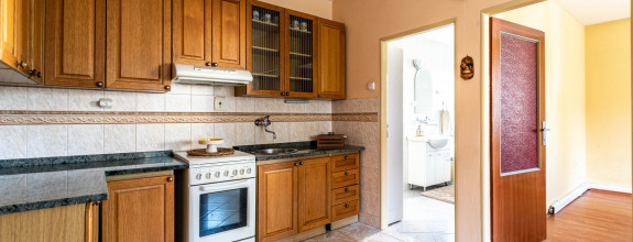 BEDES | priestranný 3 izb.byt, samostat. kúrenie,balkón,dvor