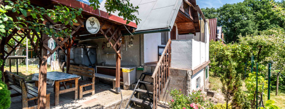 BEDES | Záhradná chatka s pivnicou, skleníkom a krbom, Sad 600 ročnice