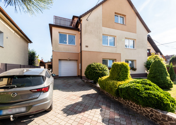 BEDES | Trojpodlažný rodinný dom s upravenou záhradou a bazénom