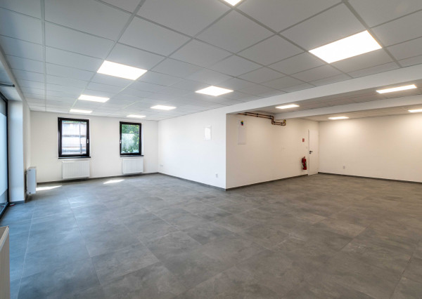 Obchodné priestory s vysokou viditeľnosťou, 5x parking, sklad