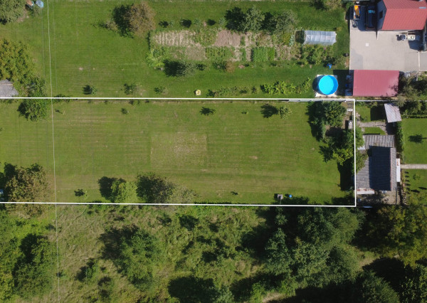 BEDES | Pozemok vhodný na stavbu rodinného domu (1221m2)