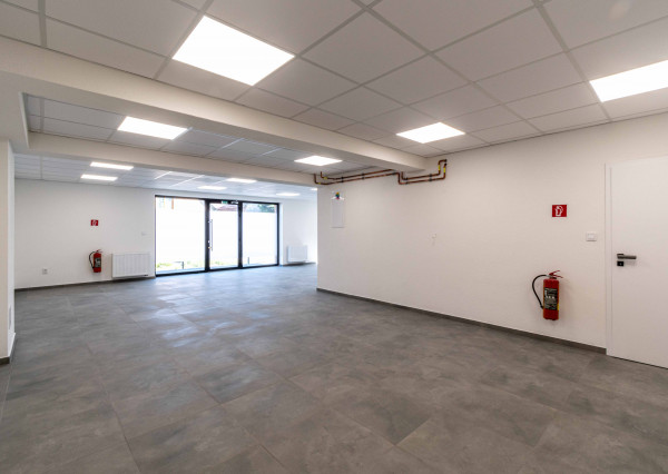 Obchodné priestory s vysokou viditeľnosťou, 4x parking, sklad