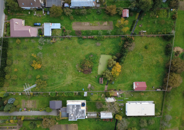 BEDES | Záhrada s rekreačným domčekom, potokom a jazierkom