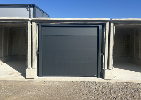 VO VÝSTAVBE | Moderné garáže a skladové priestory v Prievidzi