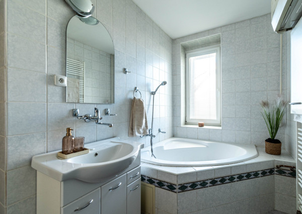 BEDES | priestranný 3 izb.byt, samostat. kúrenie,balkón,dvor