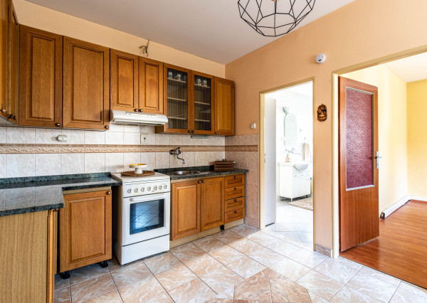 BEDES | priestranný 3 izb.byt, samostat. kúrenie,balkón,dvor