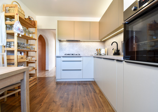 BEDES | EXKLUZÍVNE - 3i byt, 70m2, 1x loggia, 6p/8p., Mostná