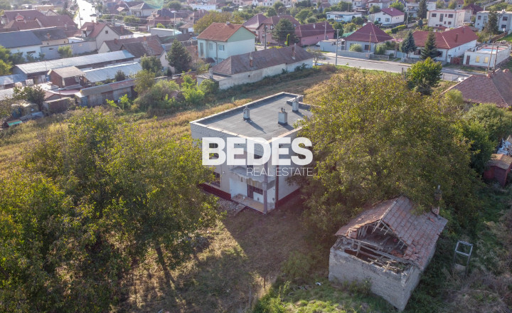 BEDES |Pozemky s rodinným domom vhodné na výstavbu rodinných - fotografia 4