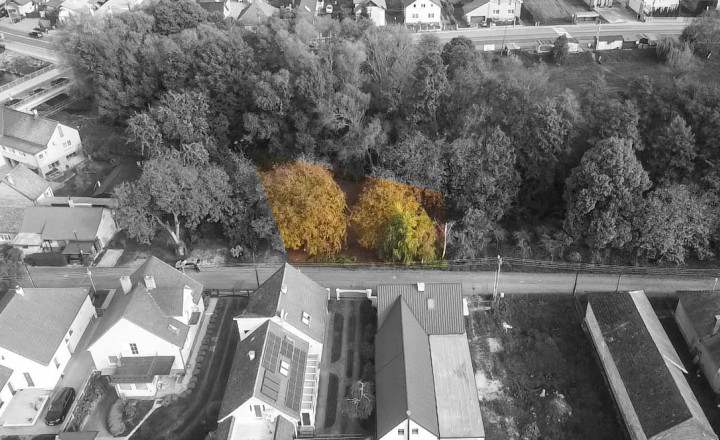 BEDES | Záhrada v slepej ulici s potokom na hranici pozemku - fotografia 7