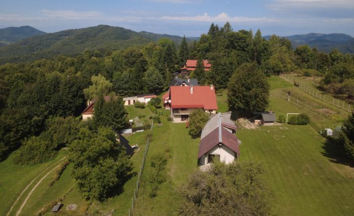 BEDES | Veľká usadlosť na samote pri lese, Valaská Belá – laz Púčkovci (7 500 m²) - fotografia 39
