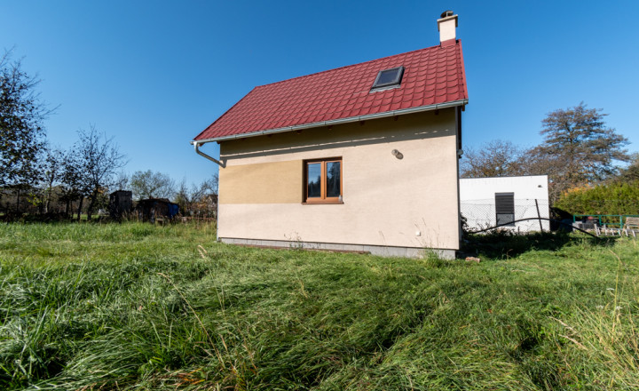 BEDES | Záhrada s rekreačným domčekom, potokom a jazierkom - fotografia 13