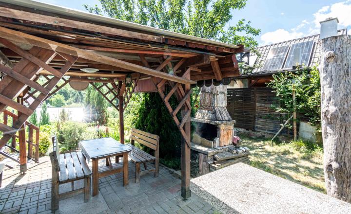 BEDES | Záhradná chatka s pivnicou, skleníkom a krbom, Sad 600 ročnice - fotografia 2
