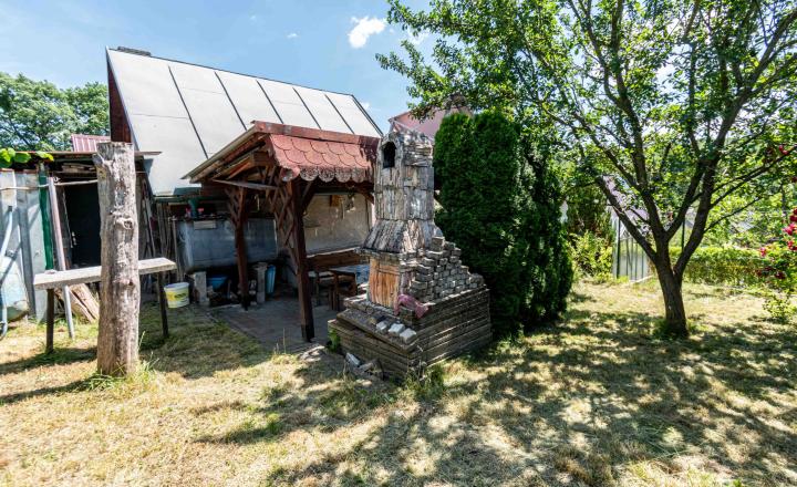 BEDES | Záhradná chatka s pivnicou, skleníkom a krbom, Sad 600 ročnice - fotografia 1