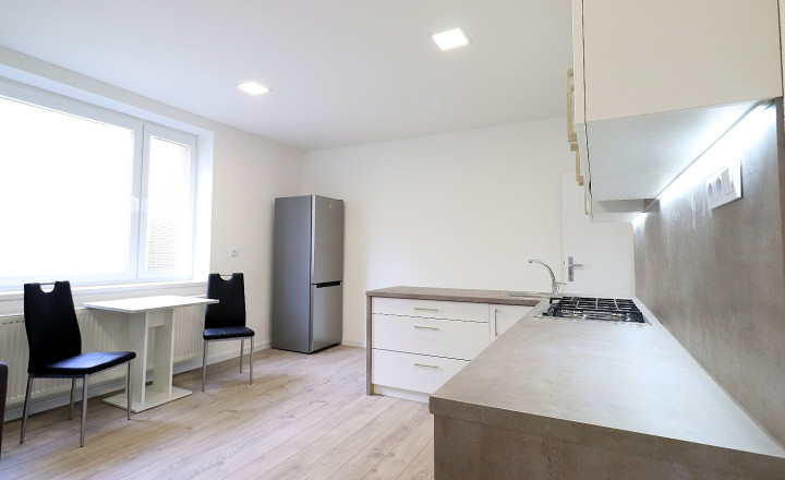 Prenájom – zariadený 3+kk byt 83m2, vyhradený parking, centrum PD