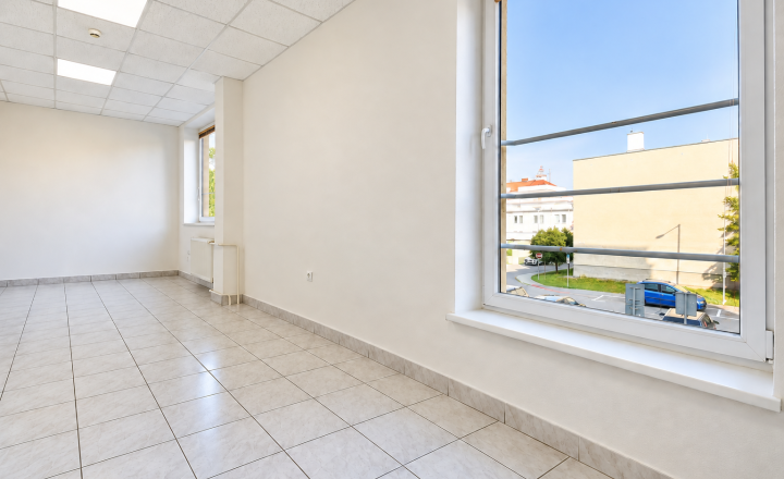BEDES | komerčný priestor s parkovaním, 33m2 centrum Prievidza - fotografia 3