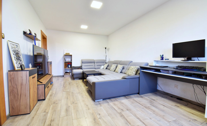 BEDES | Prenájom 2 izbový byt, 63m2, balkón, zariadený, MC - Handlová - fotografia 1